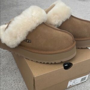 UGG Disquette size 7 Tan Sheepskin Lined Slippers